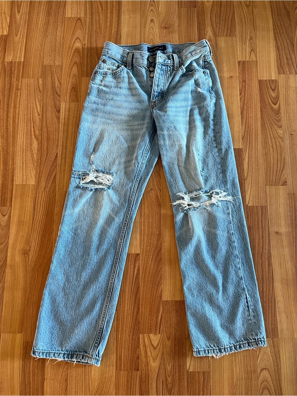 Aeropostale Relaxed high rise baggyLight Blue Distressed women’s Jeans